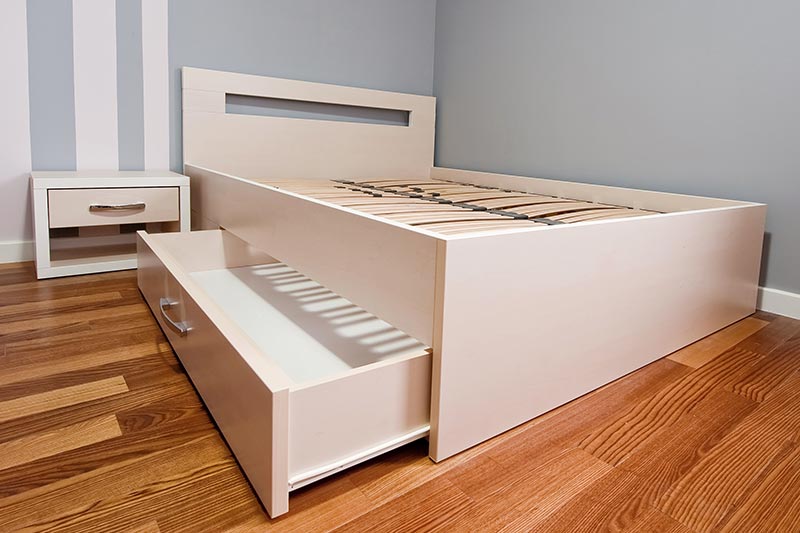 schlafzimmer mit Bett und Schränckchen